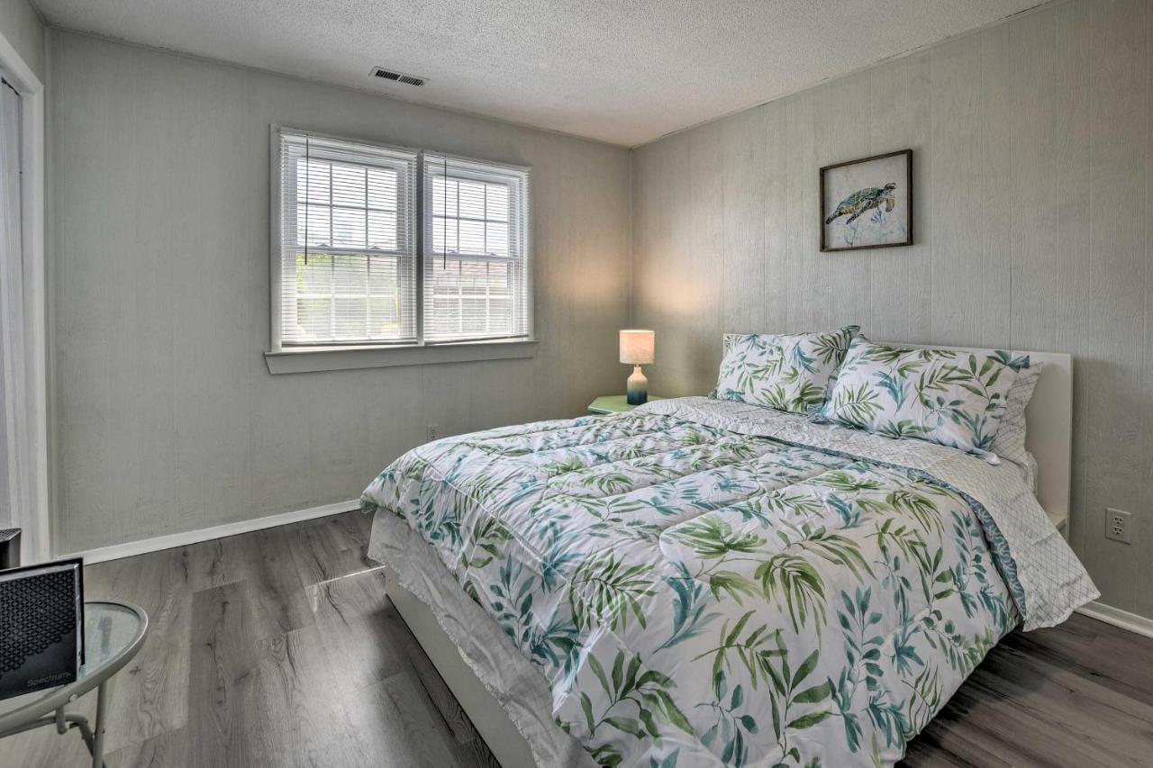 Oak Island Beach Abode With Deck Walk To Shore! エクステリア 写真