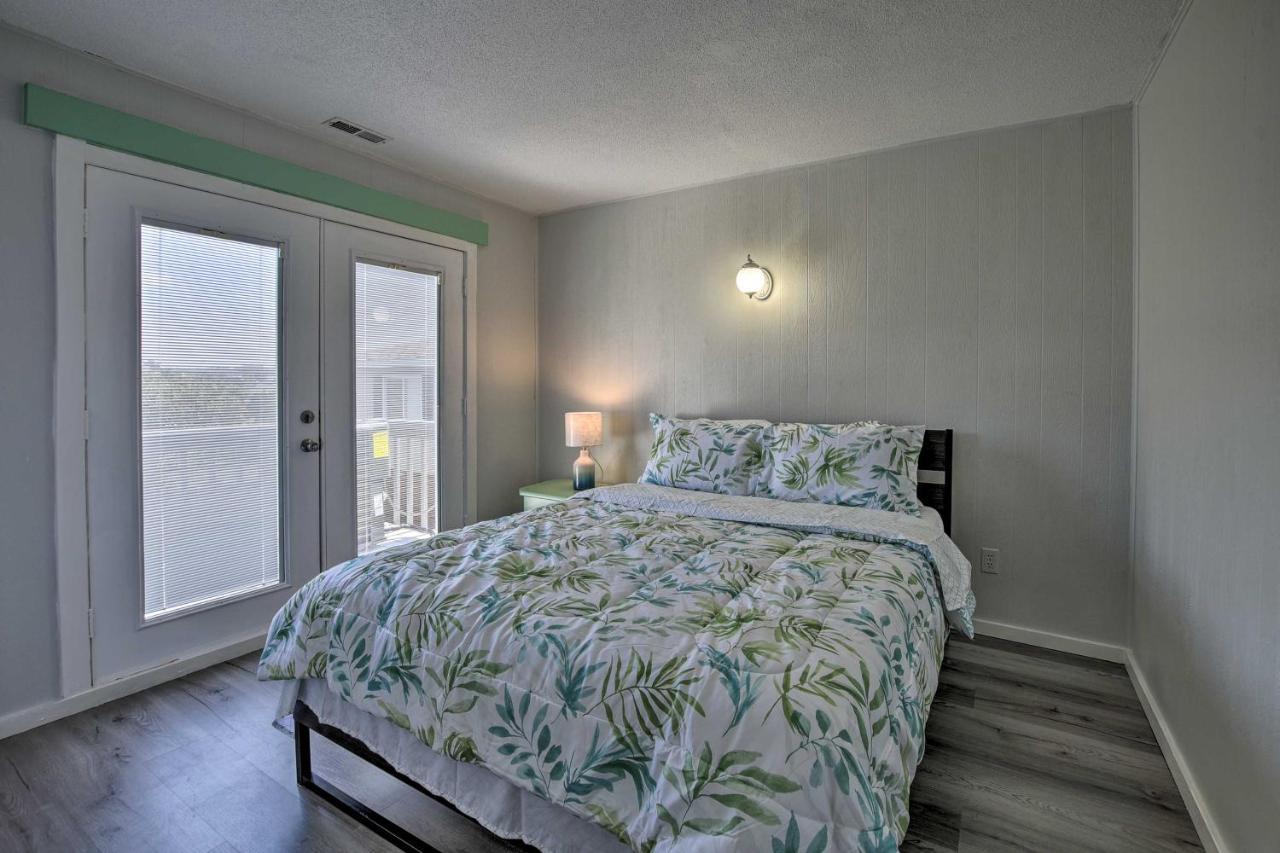 Oak Island Beach Abode With Deck Walk To Shore! エクステリア 写真