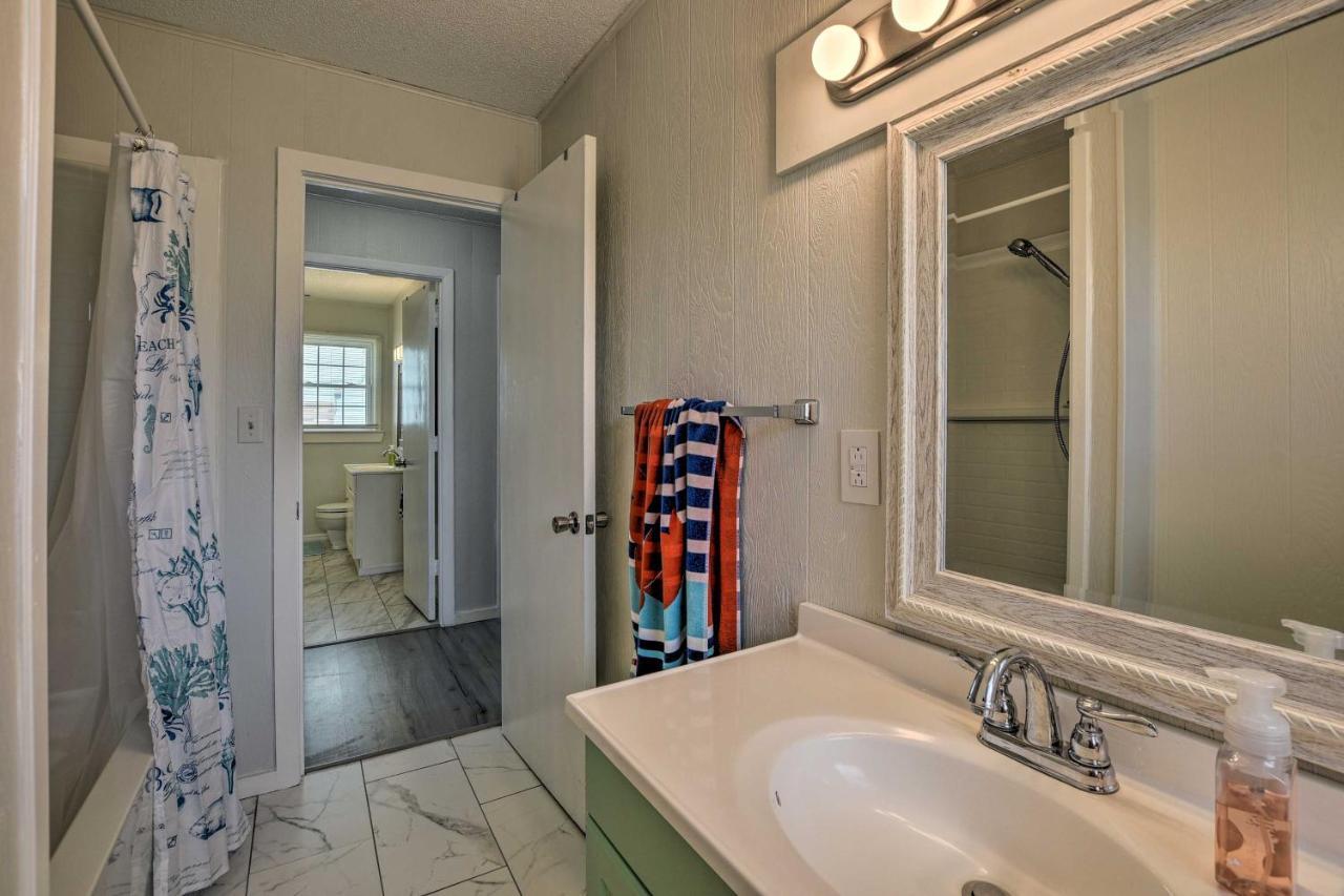 Oak Island Beach Abode With Deck Walk To Shore! エクステリア 写真