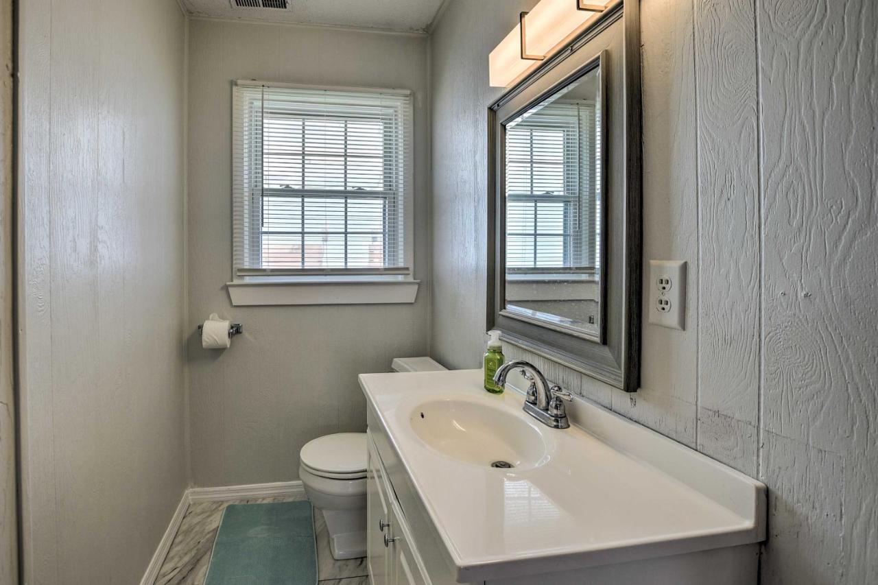 Oak Island Beach Abode With Deck Walk To Shore! エクステリア 写真