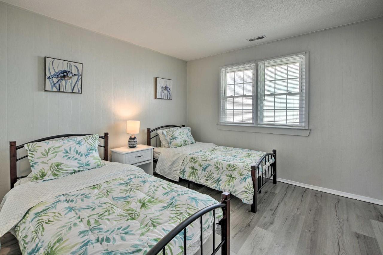 Oak Island Beach Abode With Deck Walk To Shore! エクステリア 写真