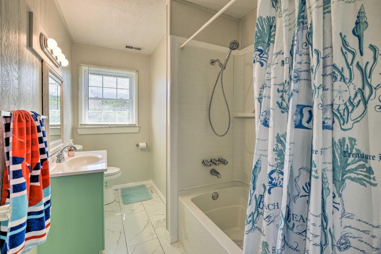 Oak Island Beach Abode With Deck Walk To Shore! エクステリア 写真