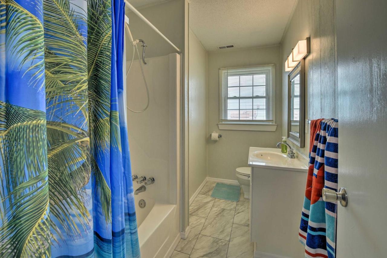 Oak Island Beach Abode With Deck Walk To Shore! エクステリア 写真