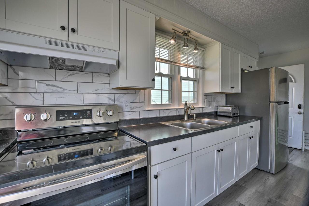 Oak Island Beach Abode With Deck Walk To Shore! エクステリア 写真