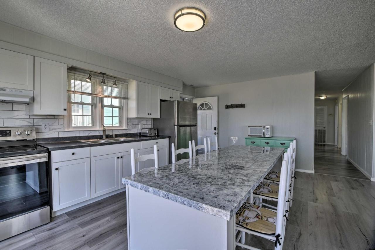 Oak Island Beach Abode With Deck Walk To Shore! エクステリア 写真